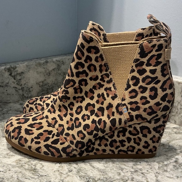 NWOB Tom’s Kelsey Desert Tan Leopard Print Suede Wedge ankle Boots Sz 6 - Picture 3 of 10